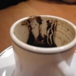 ¿Los posos de café viejos funcionan como fertilizante?