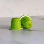 Las cápsulas de café a base de plantas se pueden compostar en su patio trasero