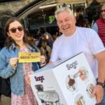 Las colas se extienden calle abajo para la nueva cafetería Chester