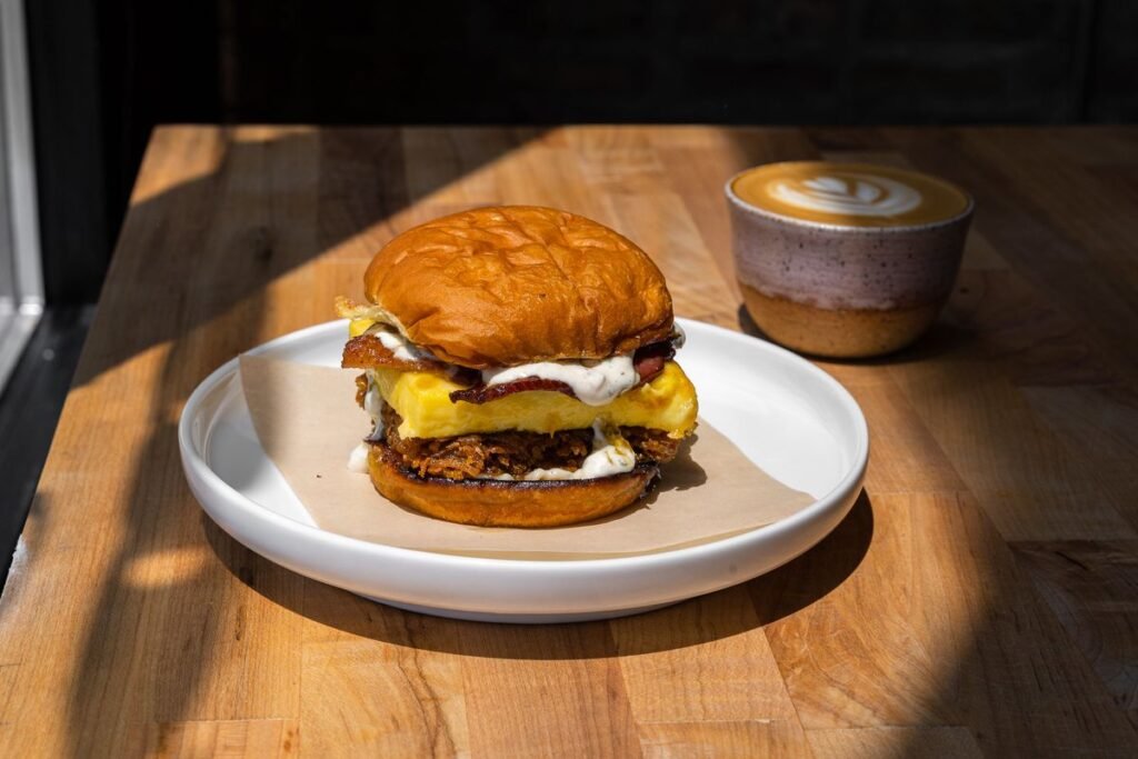 Recorra Allez Cafe, la nueva y elegante cafetería de Bucktown